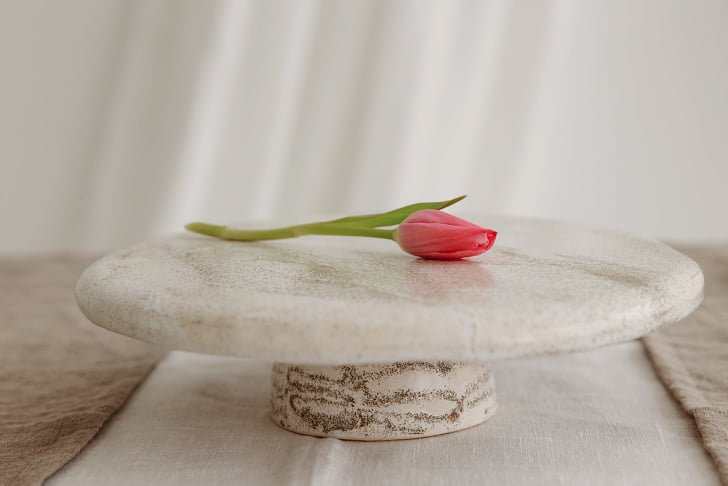 tortine balta keramikine su taskeliais