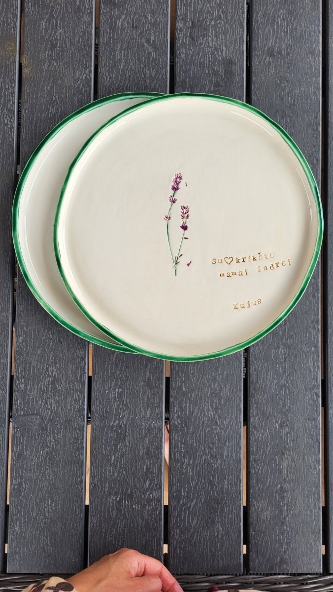 moline-lekste-balta-su-spalvotu-krasteliu-ranku-darbo-paganinta-lietuvoje