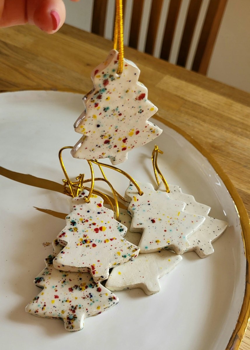 keramikinis-pakabukas-papuosalas-ranku-darbo-eglute