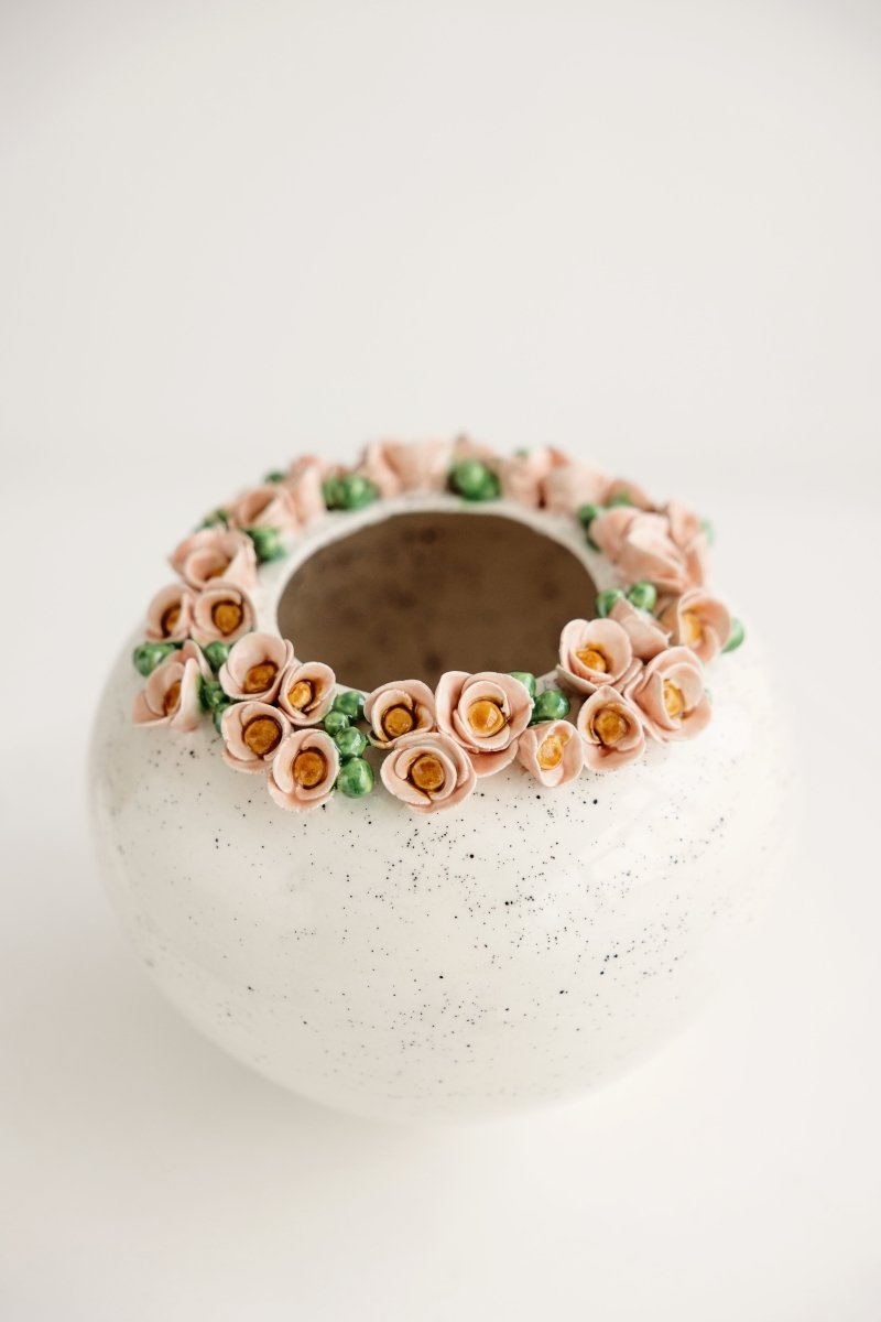 grazi-keramikine-zema-vaza-davanai-su-zieais-ranku-darbo