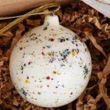 kaledu-rinkinys-ranku-darbo-konfeti-i-puodeliai-ir-puosnus-egles-zaisliukas