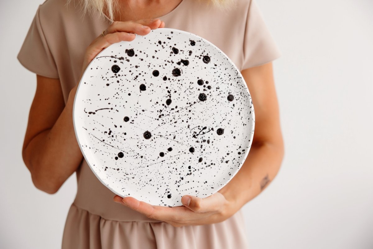 moline-balta-lekste-su-taskeliais-stalo-dovana