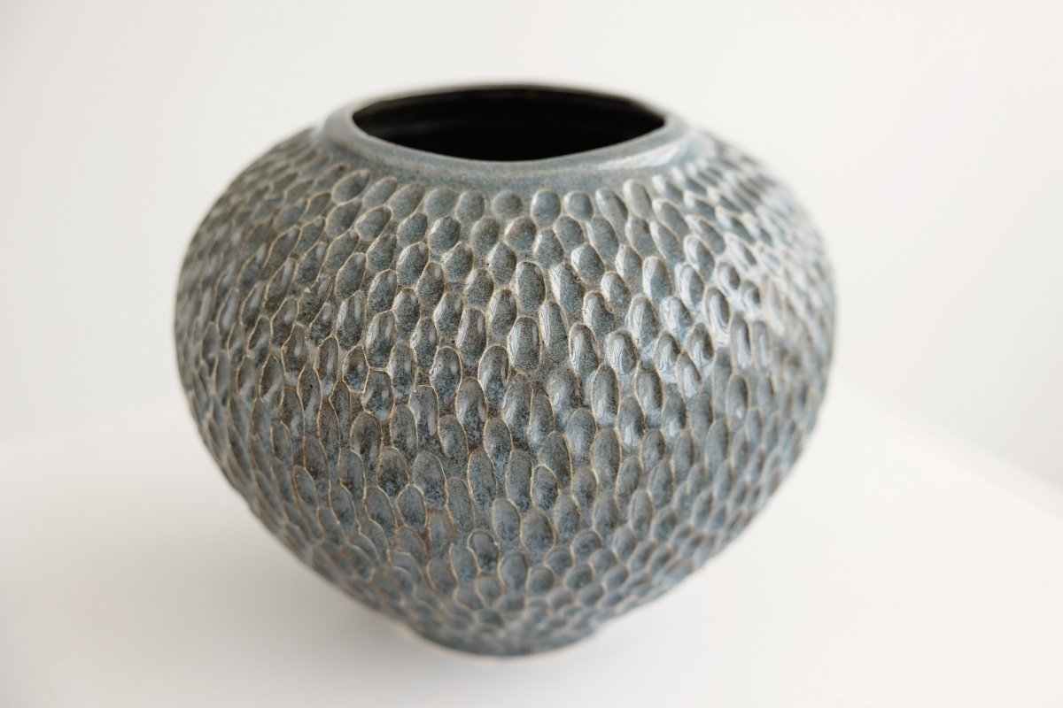 keramine-vaza-su-idubimais-ranku-darbo-dekorui-pilka-zema
