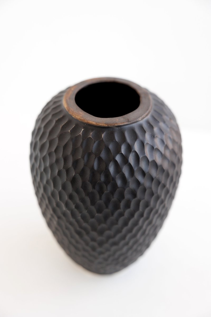 Juoda matinė vaza su įdubimais