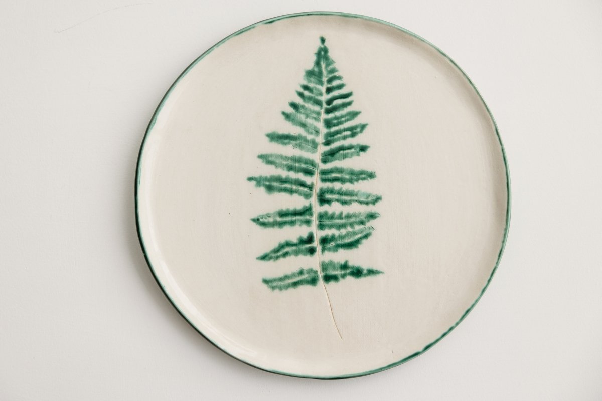 keramikine-ranku-darbo-lekste-su-ispaudu-papartis-puosmena-ant-jusu-stalo-dekoras