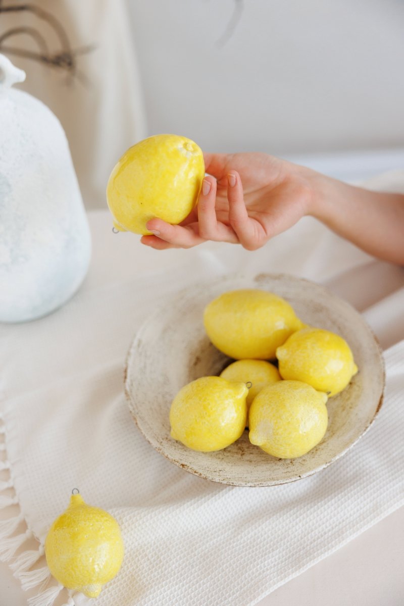 keramikine-dekoracija-citrina-ranku-darbo-stalo-puosmena